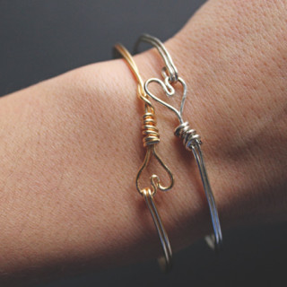 heart-clasp wire bracelet